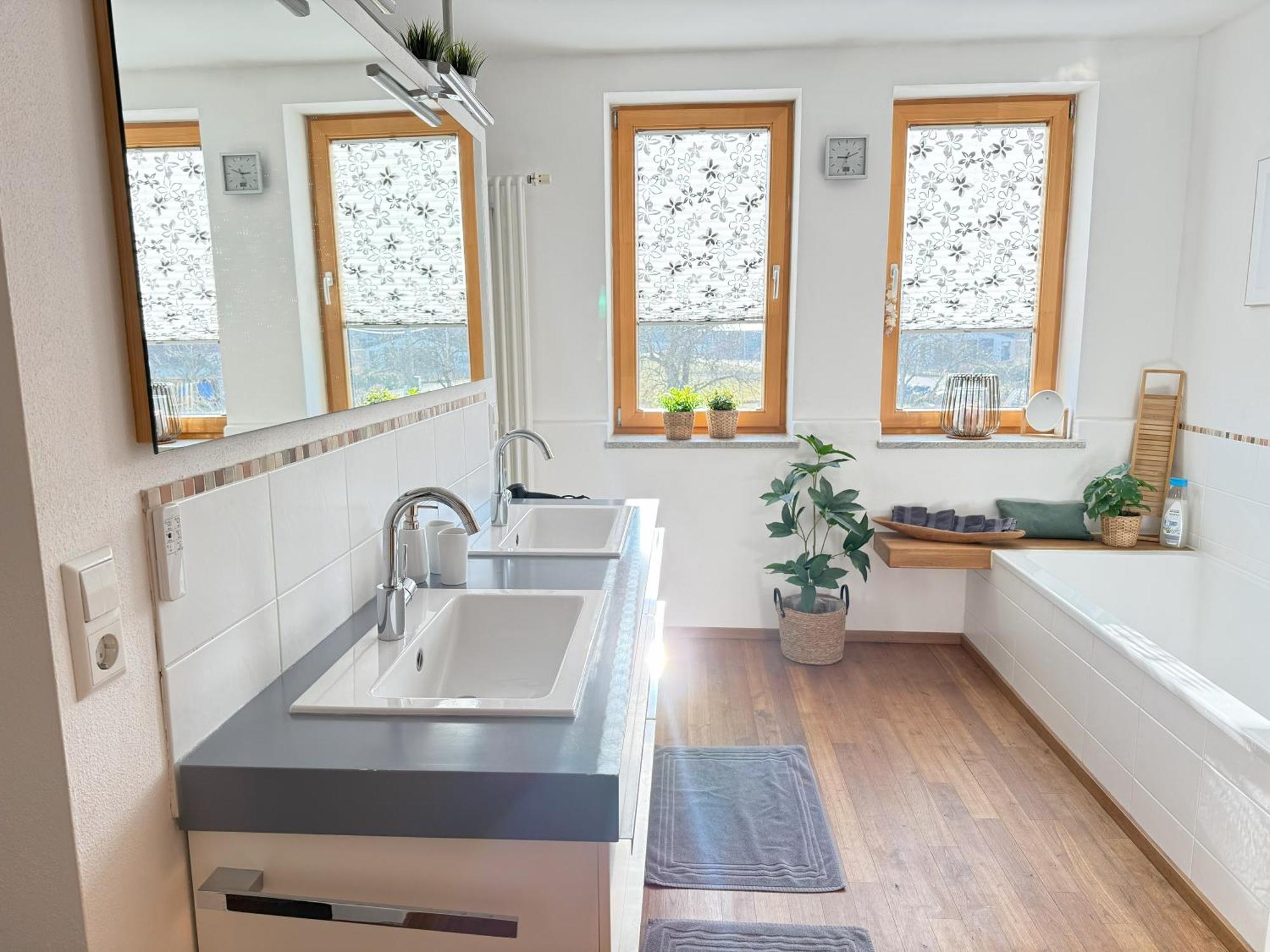 Fe Wo Brunnen - 120 Qm - Ruhige Lage - Viel Natur- Komfortabel - Grosser Balkon Und Garten Меммінген Екстер'єр фото